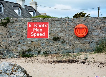 Traeth Cymyran beach 8 knots sign